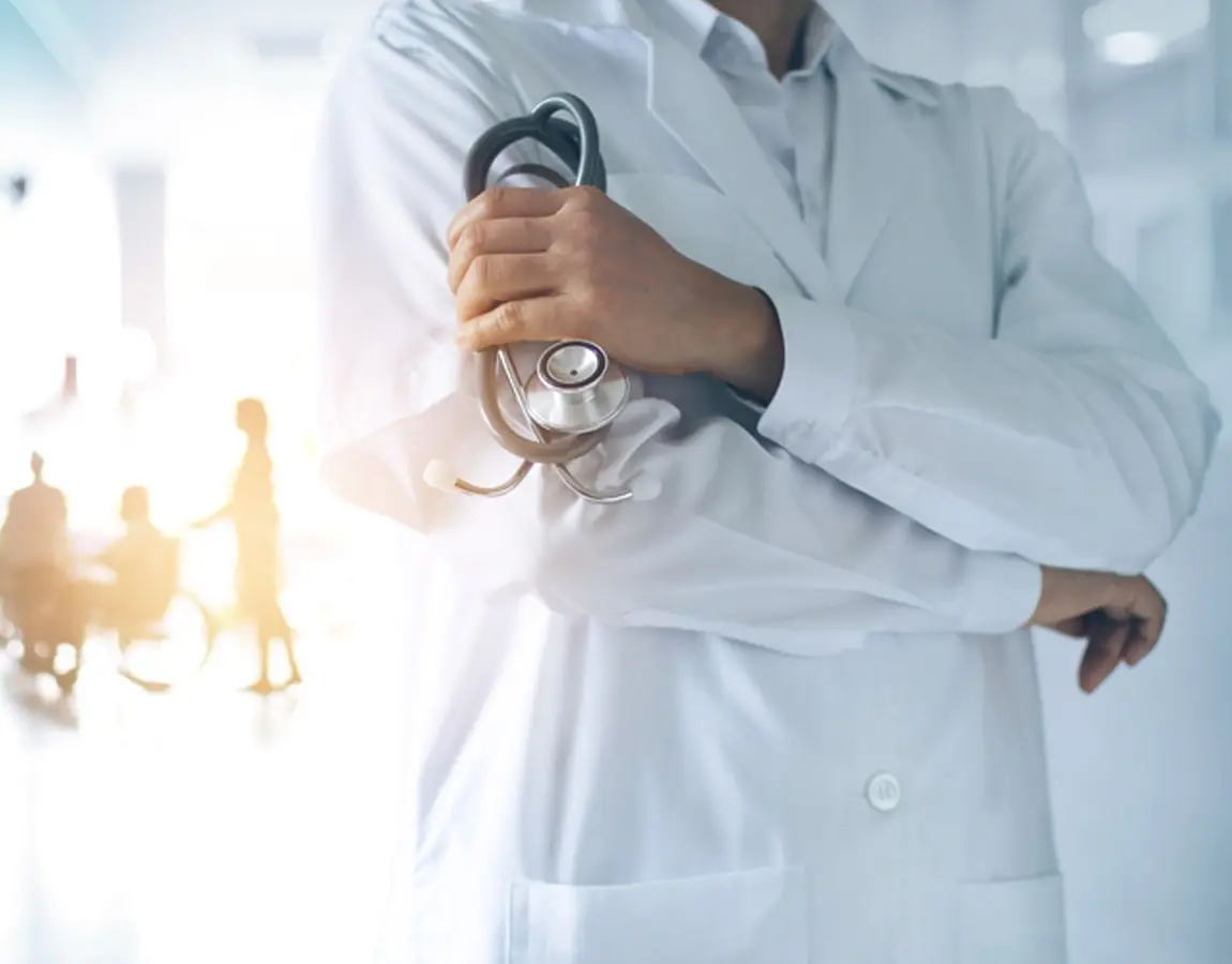 Médico gravando vídeo com postura de autoridade